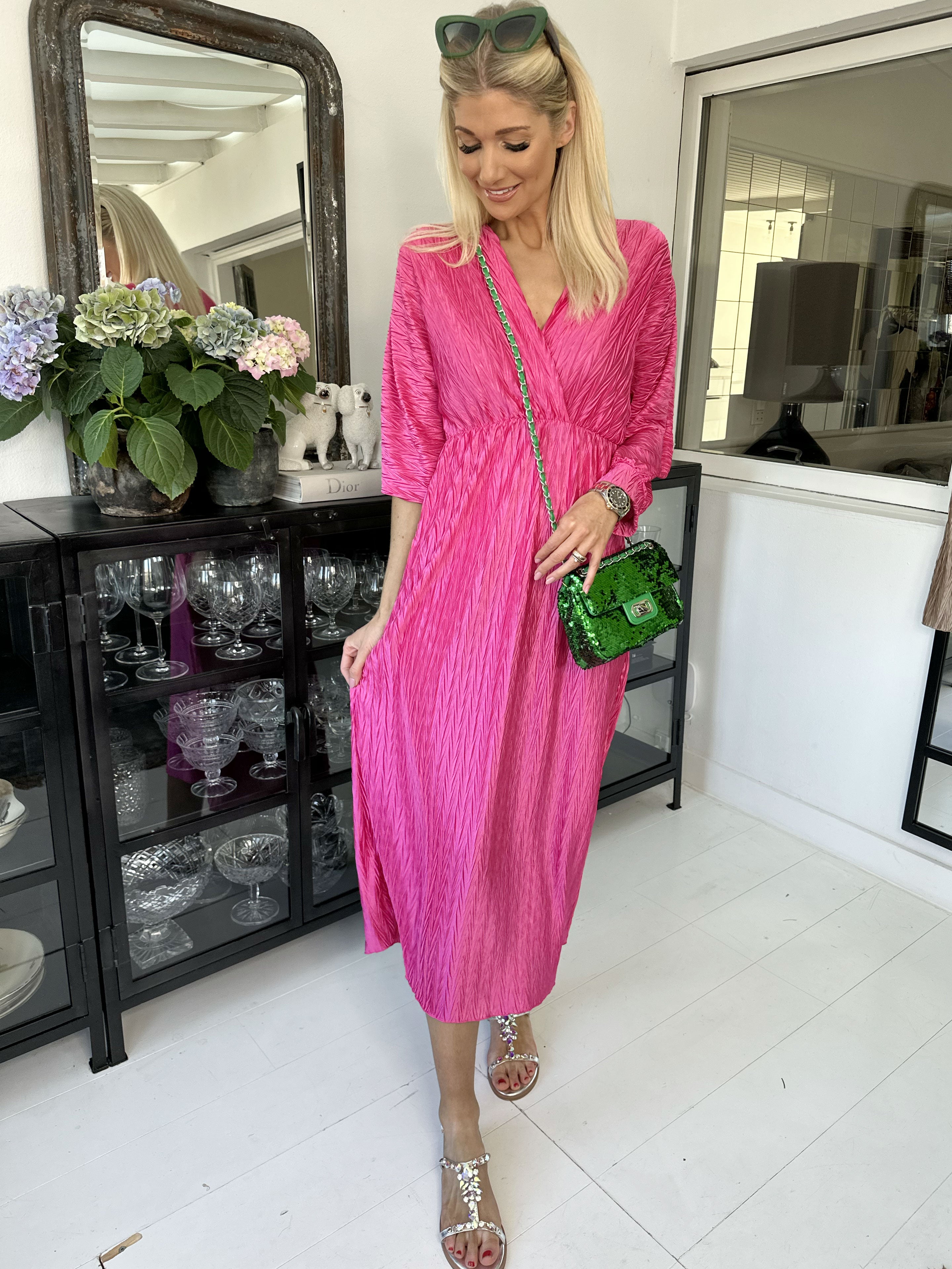 Love - Lang smuk plisseret kjole i shiny stof